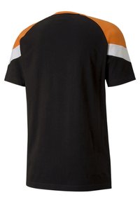 Camiseta negra de manga corta con hombros naranjas y una franja blanca en la parte superior de las mangas, vista desde la espalda.