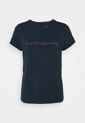 Marineblauw T-shirt met korte mouwen en roze cursieve tekst "Sound Mind Sound Body" over de borst.