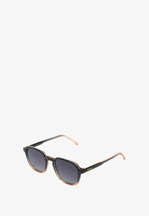 Gafas de sol negras y doradas con un marco cuadrado, lentes degradados y varillas delgadas que presentan una marca dorada en el lateral.