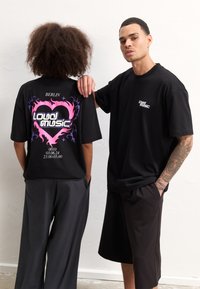 YOURTURN UNISEX - Print T-shirt - black