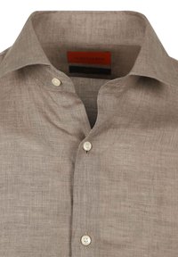 Lichtbruine linnen blouse met een button-down kraag, voorzien van twee knopen bij de hals en een label met het merk binnenin de kraag.