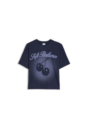 Navyblauw T-shirt met korte mouwen, met de tekst "Soft Balance" en een afbeelding van twee kersen aan de voorkant.