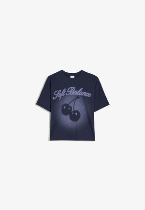 Marineblaues T-Shirt mit kurzen Ärmeln, vorne mit dem Schriftzug „Soft Balance“ und einer Grafik mit zwei Kirschen.