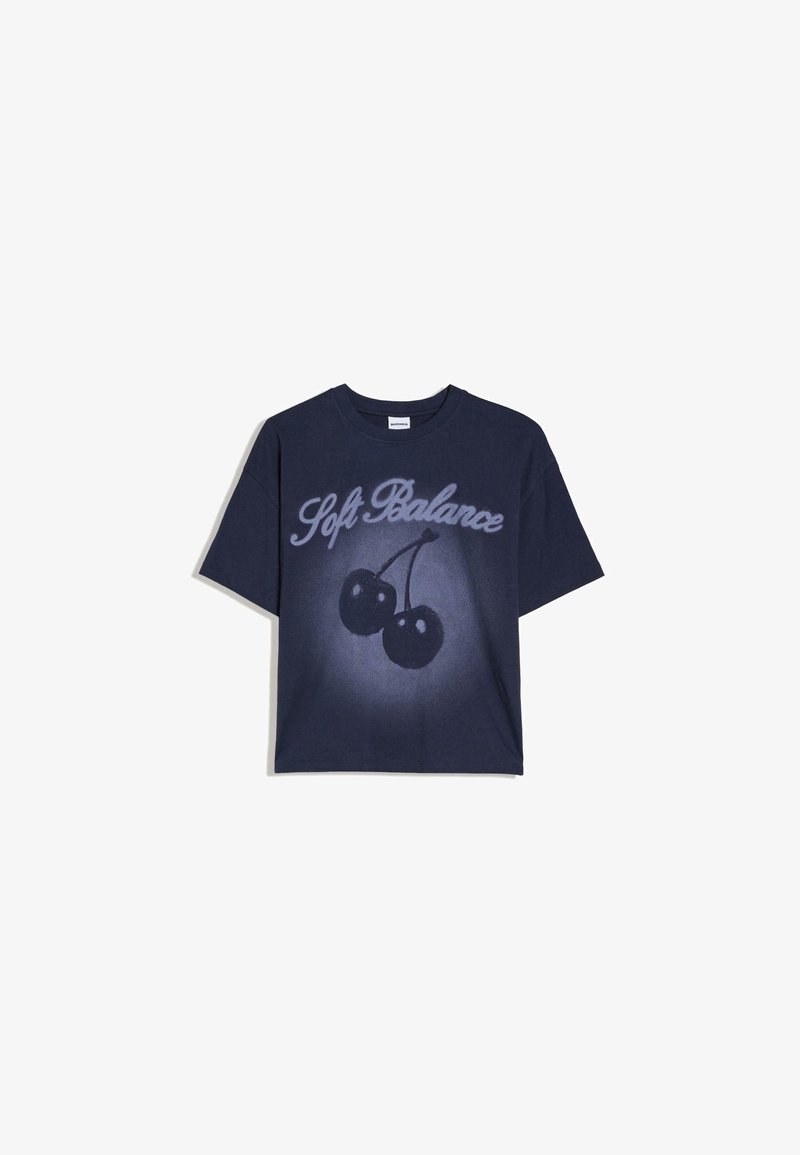 Kratka majica z navy modro barvo in kratkimi rokavi z napisom »Soft Balance« ter grafiko dveh češenj na sprednji strani.