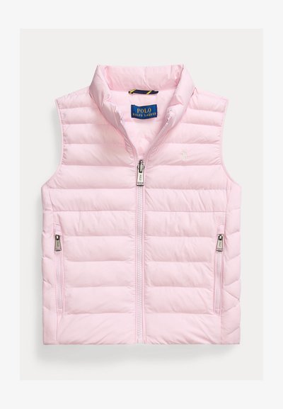 Colete puffy rosa claro com gola alta, fecho frontal de zíper e dois bolsos com zíper. Apresenta um padrão acolchoado horizontal e um logótipo.