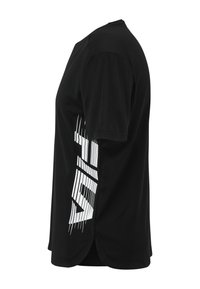 Camiseta negra de manga corta con un tejido texturizado y un diseño gráfico en blanco que presenta líneas diagonales en el lado izquierdo.