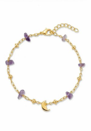 Bracelet chaîne en or avec petites pierres violettes et pendentif croissant de lune, avec fermeture réglable.