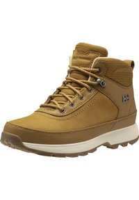 Bota de senderismo alta marrón hecha de cuero y malla, con ojales de metal, tejido texturizado y un diseño de suela resistente para tracción.