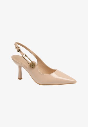 Zapato de tacón alto tipo slingback de charol beige con punta puntiaguda, una tira fina y detalle decorativo circular dorado.