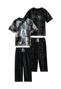 Két grafikus póló fekete/szürke színben, az egyik koponya mintával, a másik pedig "NEWYORK" felirattal. Fekete pizsamanadrággal kombinálva, elasztikus derékkal.