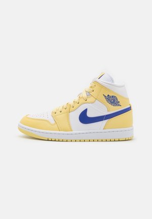 Wysokie trampki w kolorze białym i jasnożółtym z niebieskim logo Nike swoosh i logo Air Jordan na boku, biała podeszwa z żółtym bieżnikiem.