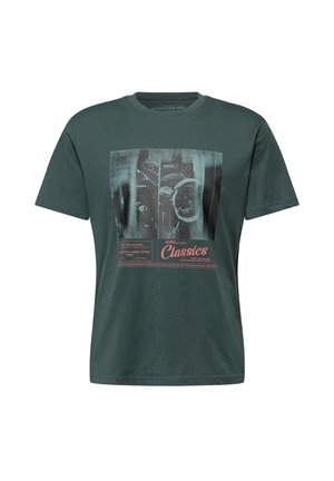 Dunkelgrünes Herren-T-Shirt mit einem verblassten Aufdruck mechanischer Teile und dem Schriftzug "Classics" in roten Buchstaben quer über der Brust.