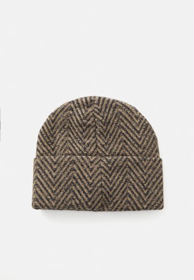 Căciulă tricotată cu model herringbone în nuanțe de brun și negru, cu margine pliată, expusă pe un fundal alb simplu.