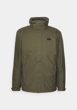 Alyvuogių žalia nepralaidi vandeniui striukė su aukštu apykakle, užtrauktuku ir elastinėmis rankovėmis. Viršutinėje kairėje pusėje yra juodas logotipas.