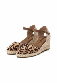 Alpargatas tipo cuña con estampado de leopardo, con una correa tejida beige y una plantilla texturizada marrón, que presentan una suela intermedia envuelta en yute y un detalle en plata.