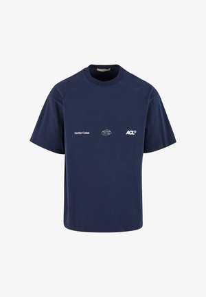 T-shirt di cotone blu navy con scollatura rotonda e maniche corte. Presenta loghi stampati bianchi: "Another Cotton" e "ACL."