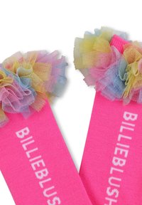 Calzini rosa con un morbido volant in tulle nei colori pastello, con la scritta "BILLIEBLUSH" stampata in bianco sul lato.