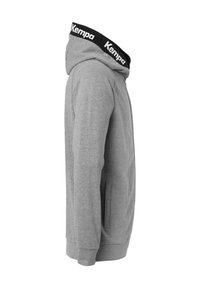 Grå hættetrøje med et blødt stof, der har en sort elastisk halsudskæring med "Kempa" logo, kængurulomme og sidesømme for en tætsiddende pasform.