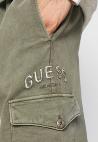 Guess SCOTTY PANT - Broek - olive morning