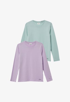 Deux chemises à manches longues : l'une en vert menthe clair et l'autre en lavande. Les deux sont en coton lisse et présentent un col ras du cou.