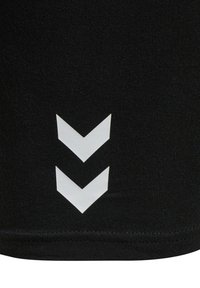 Svarta träningsshorts med en slät yta och en vit chevrongrafik på den nedre sidan. Enkelt och funktionellt design.