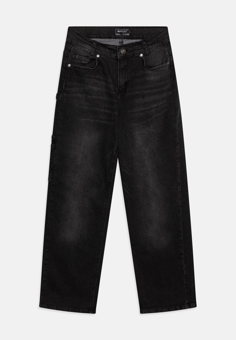 Jean noir à jambes larges avec bouton sur le devant, passants de ceinture, conception cinq poches et poche utilitaire latérale, posé à plat sur un fond blanc.