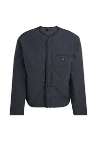 Tmavošedá, dlhá bunda s dlhým rukávom a okrúhlym výstrihom, predná kapsa so zápinkou na hrudi a polstrovaná textúra, zobrazené na bielom pozadí.