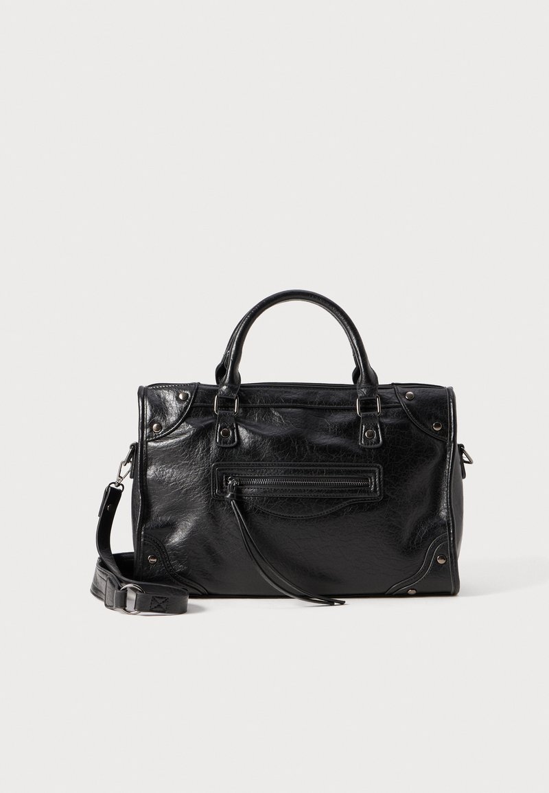 Schwarze Lederhandtasche mit zwei kurzen Griffen und einem abnehmbaren Schultergurt. Verfügt über eine Fronttasche mit Reißverschluss und metallene Akzente. Texturierte Oberfläche.