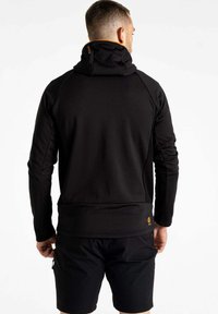 Schwarze Fleece-Hoodie mit hohem Kragen, strukturiertem Stoff und orangefarbenen Akzenten am Kragen und Saum. Eng anliegende Passform mit langen Ärmeln.