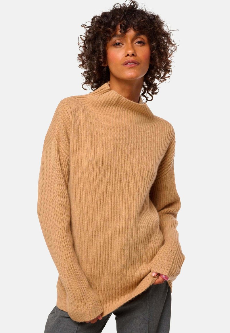 Beige gerippter Pullover mit hohem Kragen und locker geschnittenen Ärmeln, aus weichem Strickmaterial gefertigt. Verfügt über eine entspannte Silhouette und ein strukturiertes Muster.