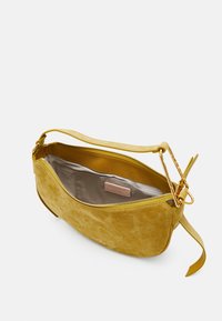 Geel suede handtas met een gladde textuur, gebogen vorm, ritsluiting en een enkele schouderriem. Interieur heeft een beige voering.