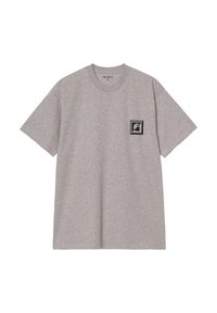 Camiseta de algodón gris con mangas cortas y cuello redondo, que presenta un logotipo cuadrado negro en el área del lado izquierdo del pecho.