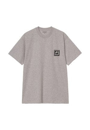 Camiseta de algodón gris con mangas cortas y cuello redondo, que presenta un logotipo cuadrado negro en el área del lado izquierdo del pecho.