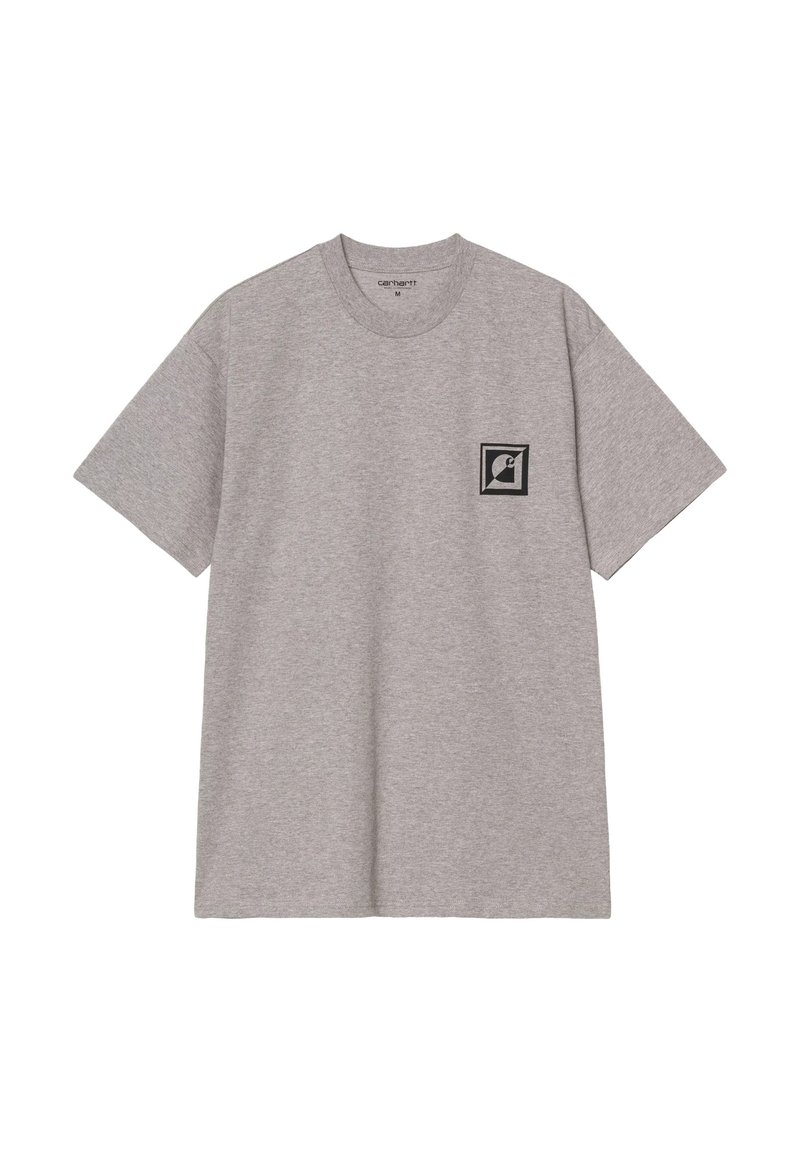 Camiseta de algodón gris con mangas cortas y cuello redondo, que presenta un logotipo cuadrado negro en el área del lado izquierdo del pecho.