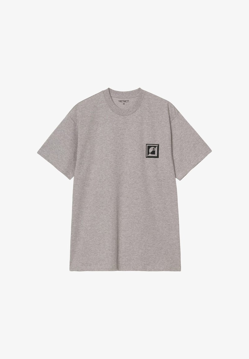 Camiseta de algodón gris con mangas cortas y cuello redondo, que presenta un logotipo cuadrado negro en el área del lado izquierdo del pecho.