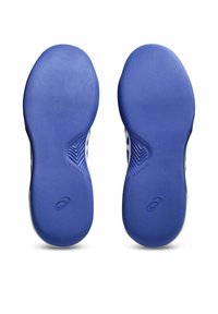 Semelles de chaussures de sport bleues avec une texture lisse, dotées d'un design en caoutchouc non marquant. Logo et accents décoratifs visibles sur les semelles.
