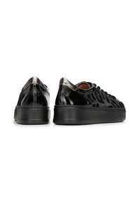 Sneaker con stampa leopardata nera, finitura lucida in vernice, punta arrotondata, design con lacci e suola in gomma nera. Accenti metallici sul tallone.