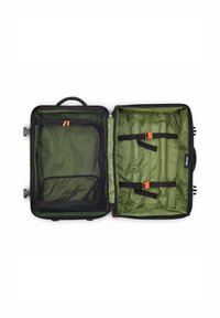 Valigia verde aperta con rifiniture nere, due cinturini arancioni con fibbie e un compartimento in rete con zip sul lato sinistro.