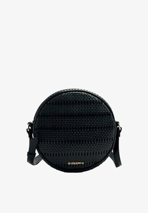Bolso cruzado negro de forma redonda, hecho de material trenzado, con una superficie texturizada y un acento de logo dorado. Correa ajustable incluida.