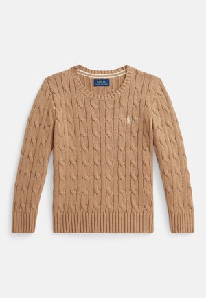 Beżowy sweter z długim rękawem, wykonany w warkoczowy splot, z okrągłym dekoltem oraz małym wyszywanym logo na piersi marki Polo Ralph Lauren.