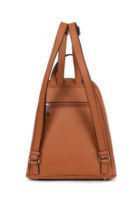 Sac à dos en cuir marron avec une finition texturée, deux bretelles réglables, poche zippée à l'avant et détails cousus.