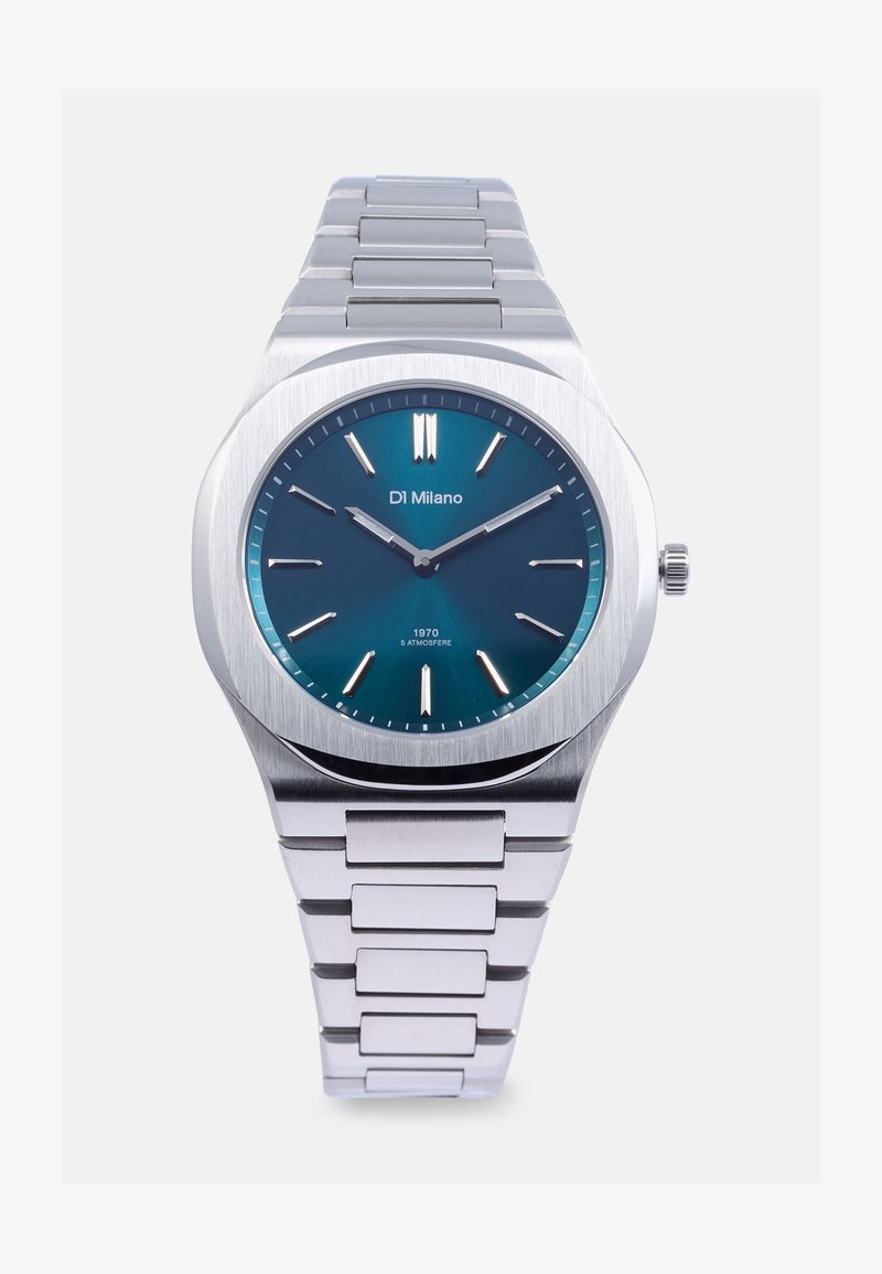 Silberne Edelstahl-Uhr mit einem blauen Sonnenstrahlenzifferblatt, silbernen Stundenmarkierungen und einem eckigen Gehäuse. Verfügt über ein Metallgliederarmband und eine Krone.