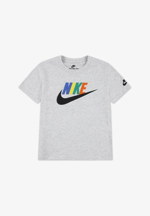 Harmaa puuvillainen T-paita, jossa monivärinen "NIKE"-logo ja musta Nike-swoosh vasemmassa hihassa. Klassinen pyöreä pääntie.