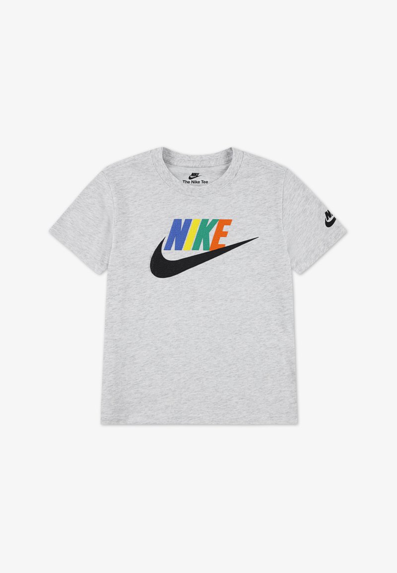 Graues Baumwoll-T-Shirt mit einem mehrfarbigen "NIKE"-Logo und einem schwarzen Nike-Swoosh auf dem linken Ärmel. Klassisches Rundhalsdesign.