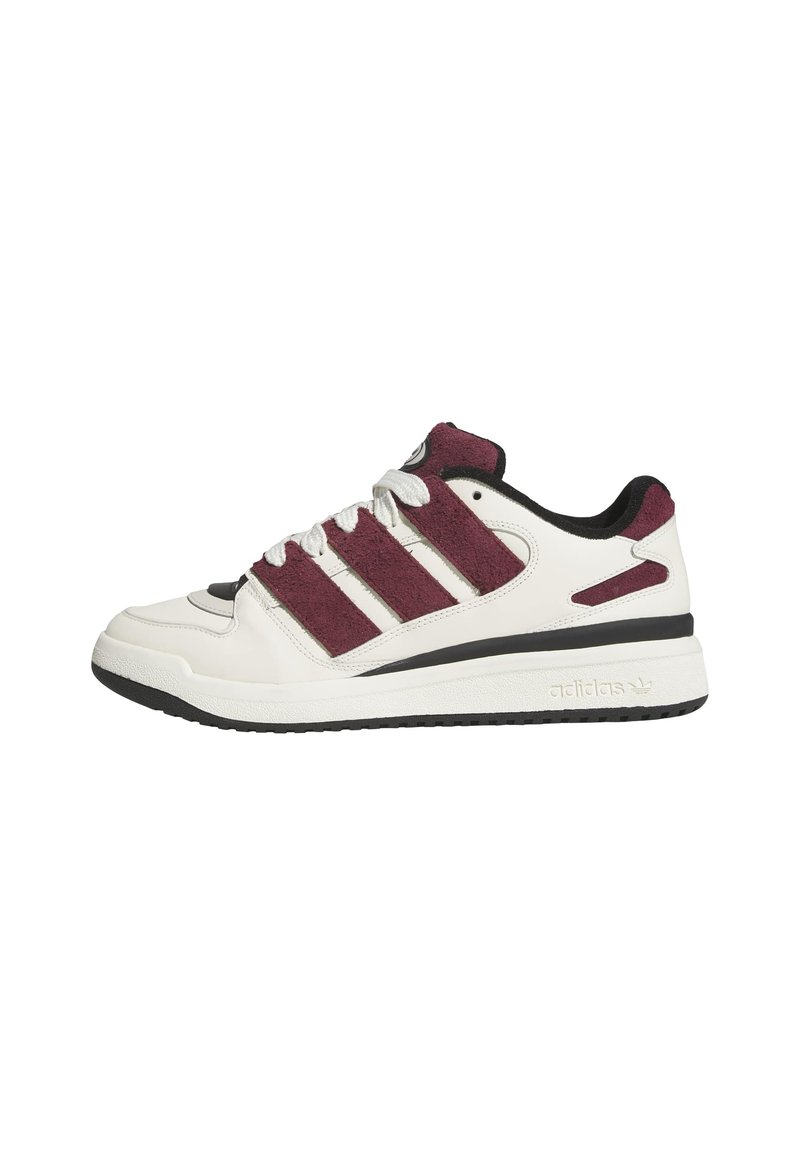 Baskets blanches avec des rayures en velours bourgogne, des accents noirs et une semelle texturée. Présente des lacets et un logo sur la languette.