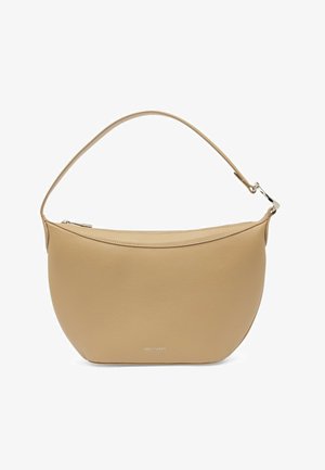 Beżowa skórzana torebka w kształcie półksiężyca z jednym paskiem na ramię, górnym zapięciem na zamek i subtelnym logo marki z przodu.