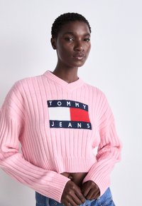 Tommy Jeans CENTER FLAG  - Džemperis - ballet pink