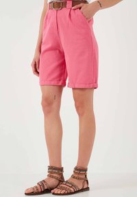 LELA REGULAR FIT - Shorts - fuchsia
