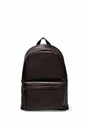 Sac à dos en cuir noir avec une poche zippée à l'avant et une poignée supérieure, design simple avec une forme arrondie et une surface texturée.