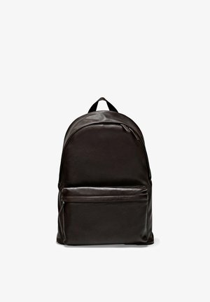 Zaino in pelle nera con tasca frontale con cerniera e manico superiore, design semplice con forma arrotondata e superficie testurizzata.